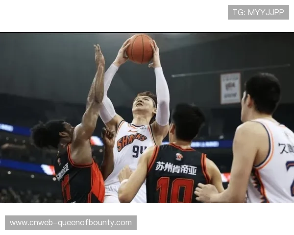 河南女篮安内特篮下多次补篮得手，展现防守统治力